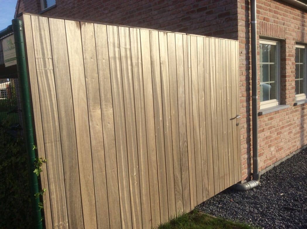 Houten afsluiting aansluitend op de gevel