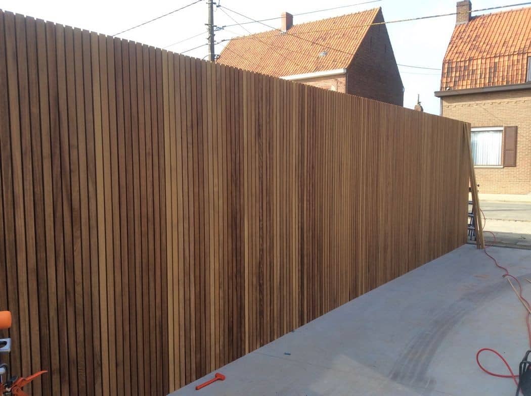 Lange afsluiting met verticale houten planken