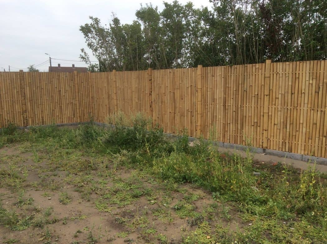 Natuurlijke afsluiting langs een nieuw aangelegde tuin