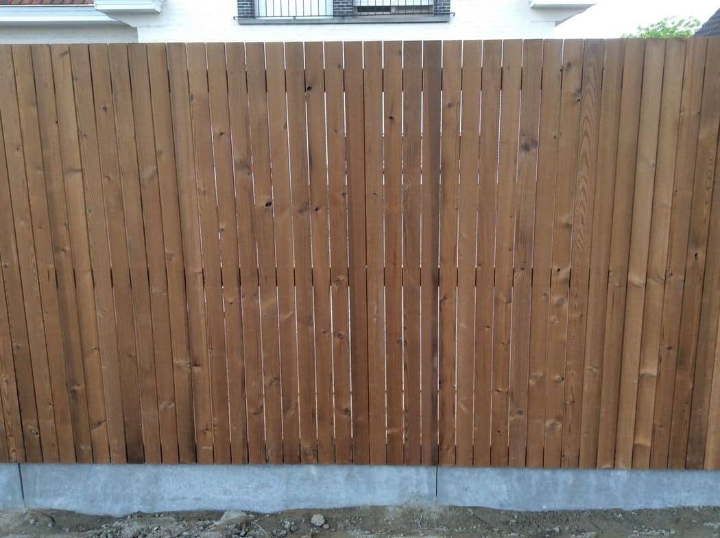 Gesloten houten afsluiting op een betonplaat