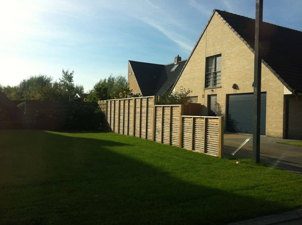Houten afsluiting rond een gazon