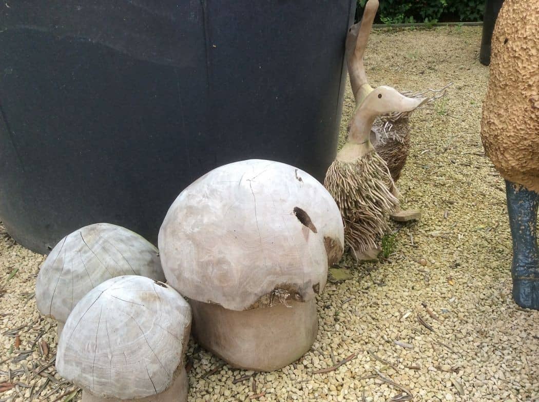 Houten bollen en figuren als tuindecoratie