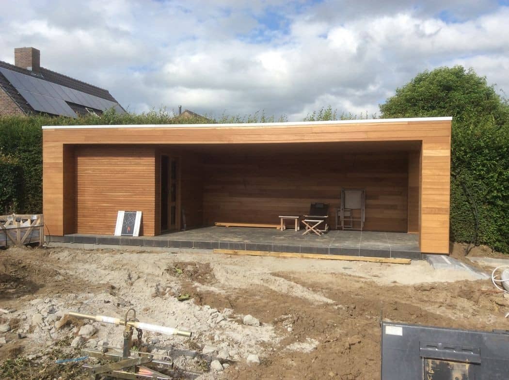 Houten poolhouse in opbouw, klaar voor de afwerking van de tuin