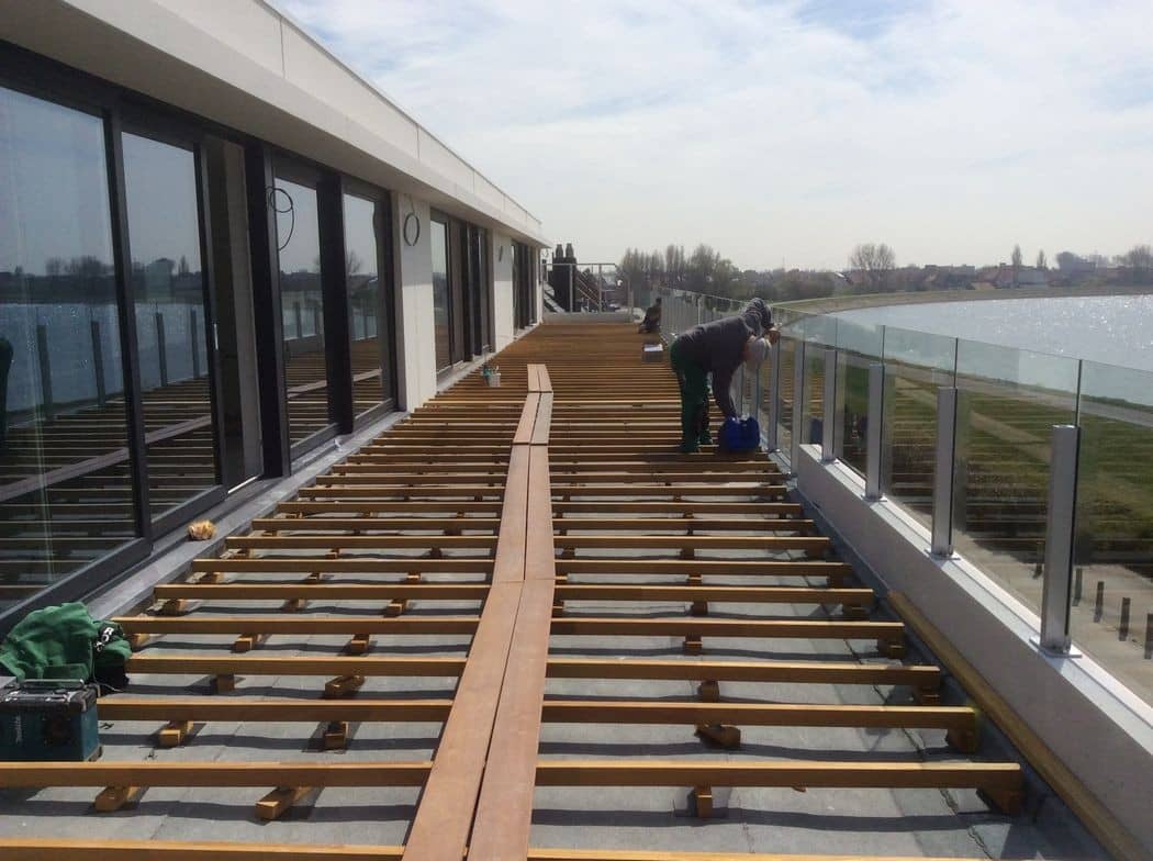 Plaatsing van een hardhouten balkonterras op regelwerk