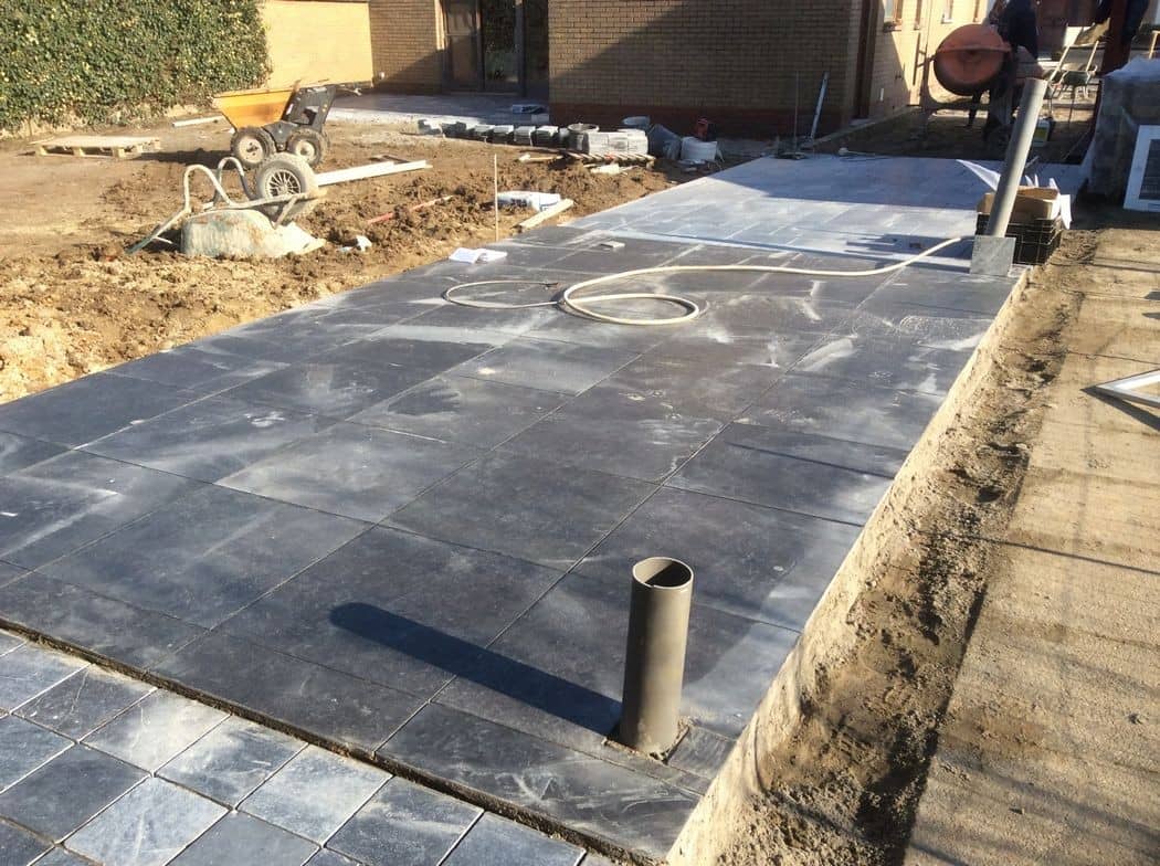 Terras in natuursteen tijdens de uitvoering