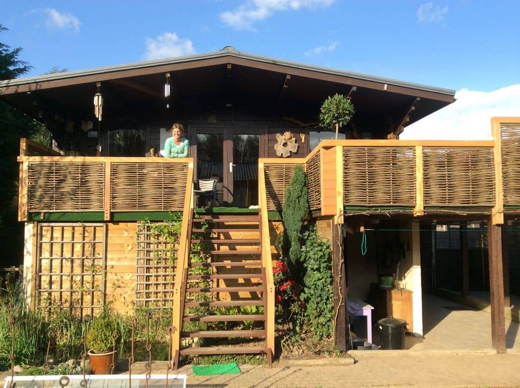 Verhoogd houten terras met trap en balustrade