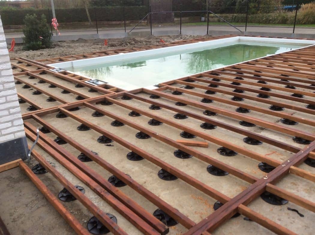 Onderstructuur van een houten terras rond een zwembad