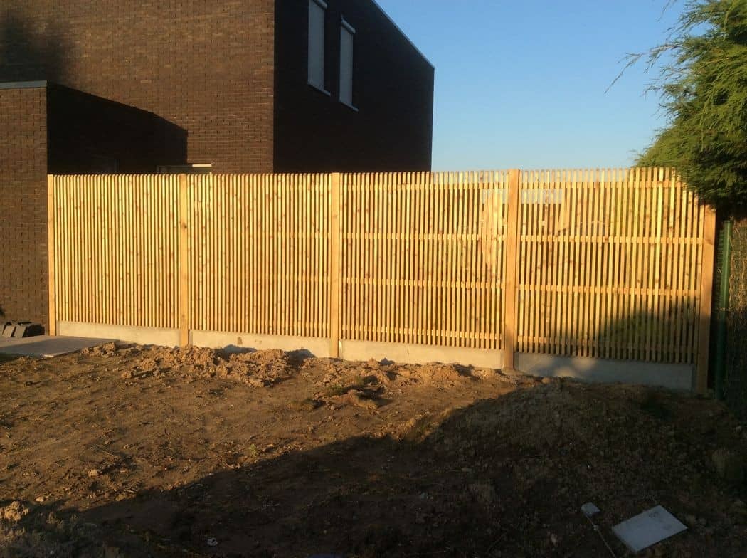 Nieuw geplaatst lattenscherm bij avondzon