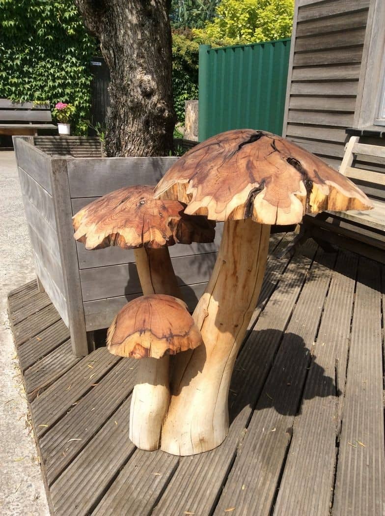 Grote houten paddenstoel op een terras