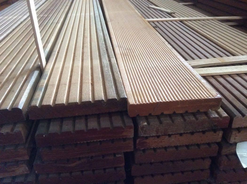 Stapel geribde houten terrasplanken