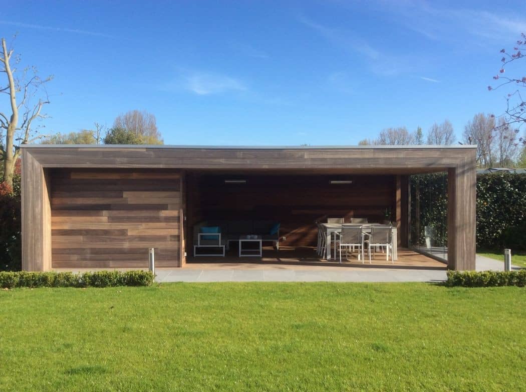 Ruim poolhouse met eethoek en loungezone onder een blauwe lucht