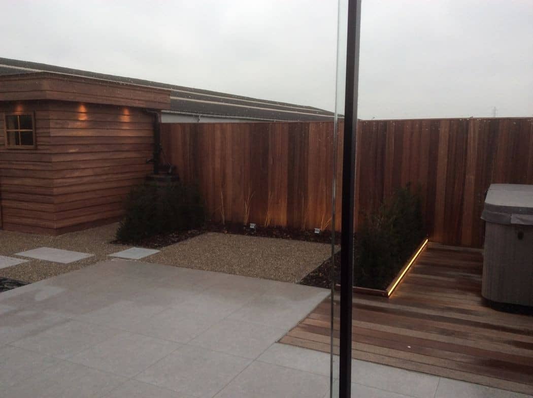 Terras met hardhouten scherm en geïntegreerde verlichting